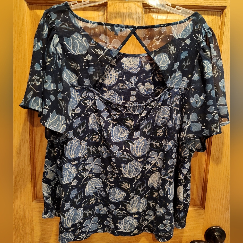 Lucky Brand Blue and White Flutter Sleeve Blouse With Back Cutout - Picture 6 of 10
